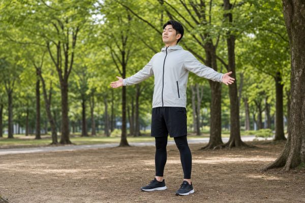 公園で深呼吸する男性
