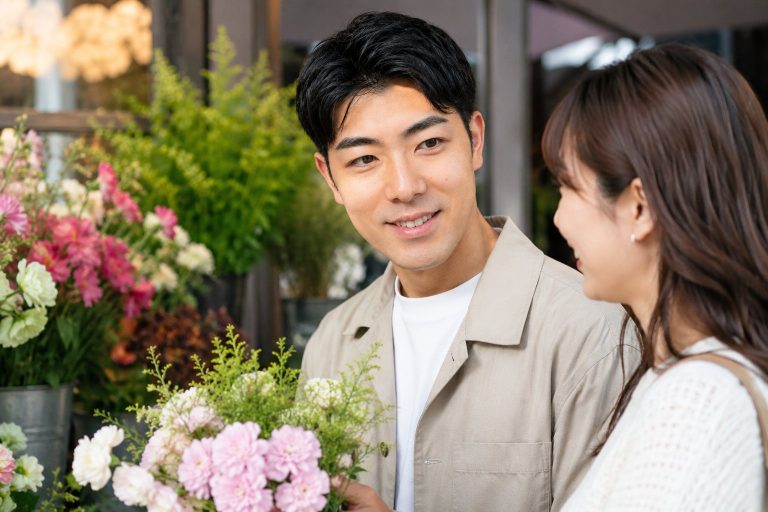 花屋で花を選ぶ二人