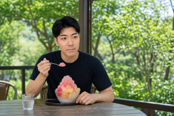 かき氷を食べて喜ぶ男性
