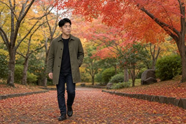 紅葉の公園を歩く男性