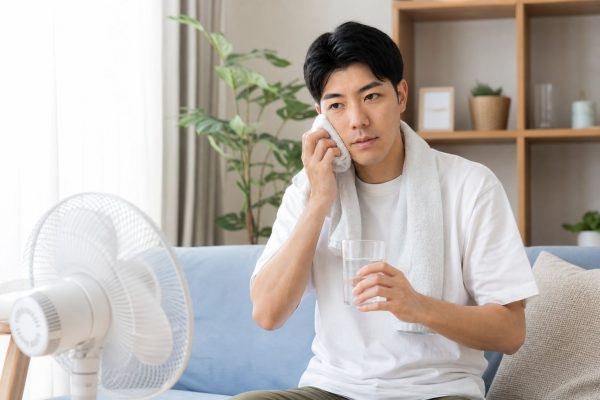 真夏の自宅で涼をとる男性