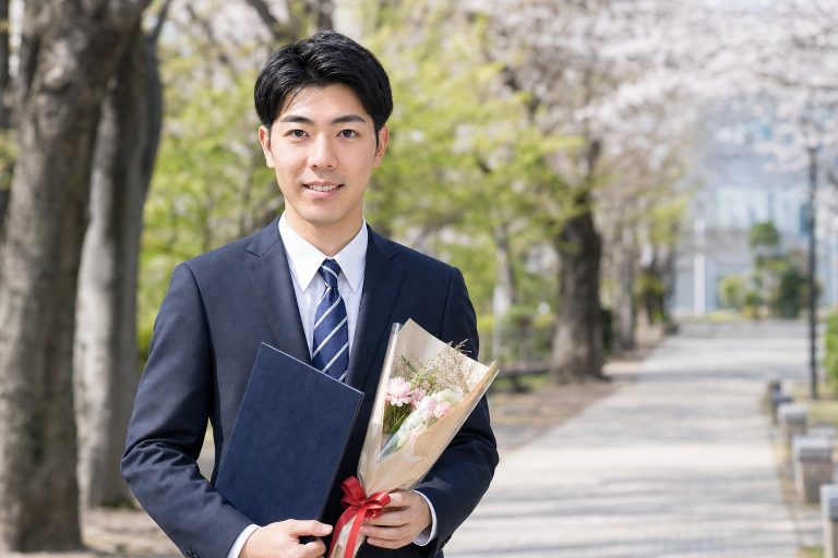 花束を手に卒業を祝う男性