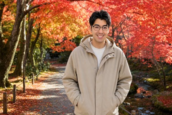 紅葉を眺めて佇む男性