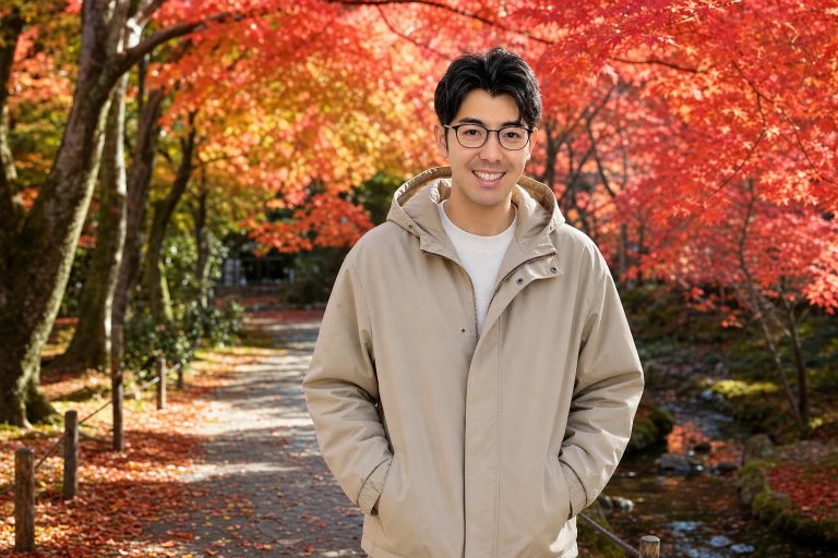紅葉を眺めて佇む男性