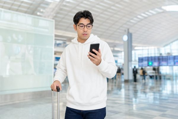 空港ターミナルを歩く男性