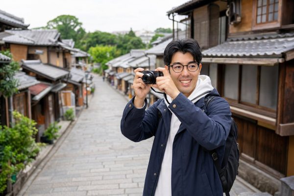 カメラ片手に観光する男性